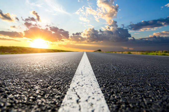 Una carretera al atardecer