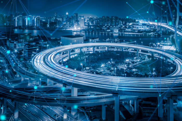 recreaci&oacute;n 3D de una carretera conectada y digitalizada en una ciudad de noche