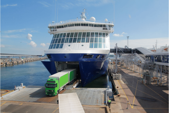 Camión entrando en la bodega de un barco.