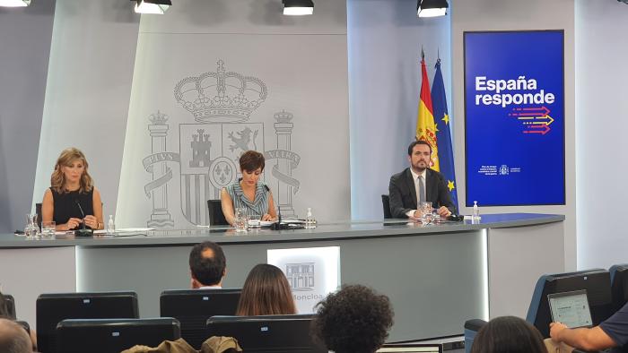 La vicepresidenta segunda y ministra de Trabajo y Econom&iacute;a Social, Yolanda D&iacute;az, la ministra de Pol&iacute;tica Territorial y portavoz del Gobierno, Isabel Rodr&iacute;guez, y el ministro de Consumo, Alberto Garz&oacute;n