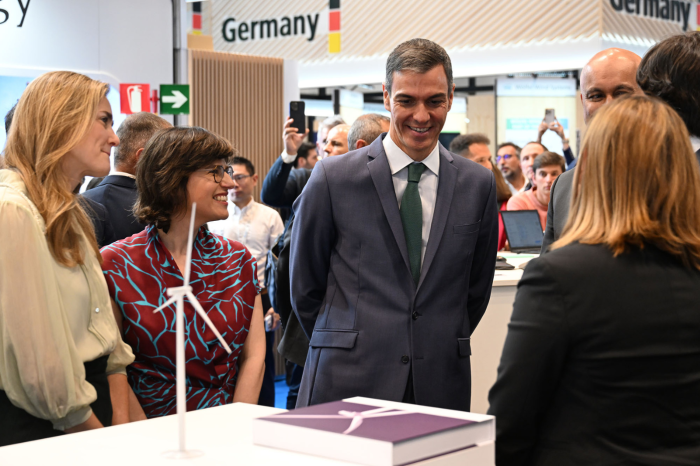 El presidente del Gobierno, Pedro Sánchez, durante su recorrido por los estand participantes en evento anual de la industria eólica europea, WindEurope 2026. 