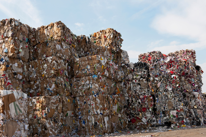 Pilas de papel para reciclar