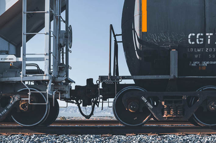 Dos vagones de tren sobre una v&iacute;a