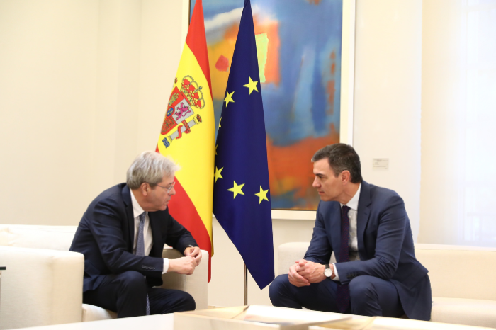 El presidente del Gobierno, Pedro S&aacute;nchez, junto al comisario europeo de Asuntos Econ&oacute;micos y Monetarios, Paolo Gentiloni