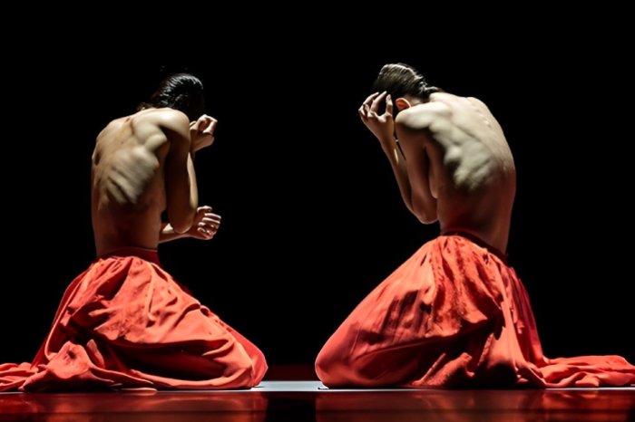dos bailarinas de a compa&ntilde;&iacute;a nacional de danza en una representaci&oacute;n