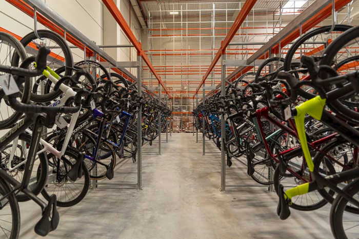 almacén de bicicletas