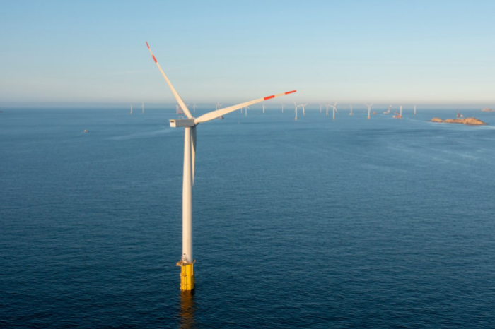 una instalaci&oacute;n e&oacute;lica marina