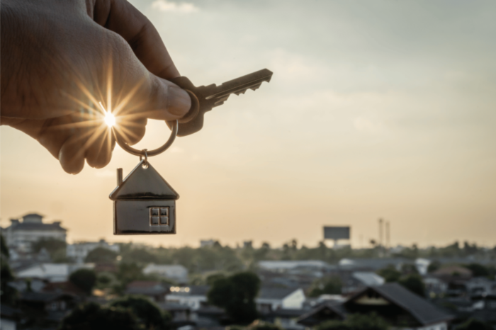 Un llavero con una casa