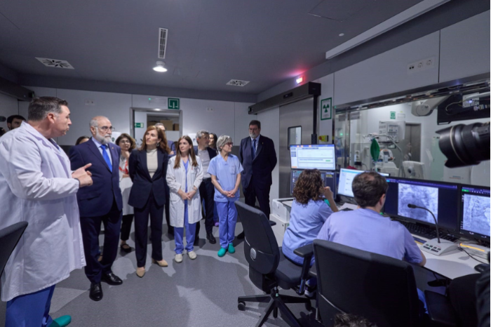 La ministra de Sanidad, Mónica García, visita un laboratorio en Navarra.