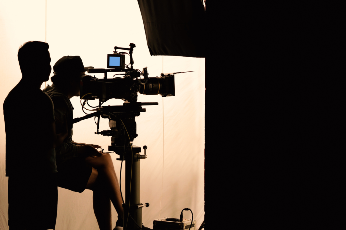 personas grabando con una cámara de cine