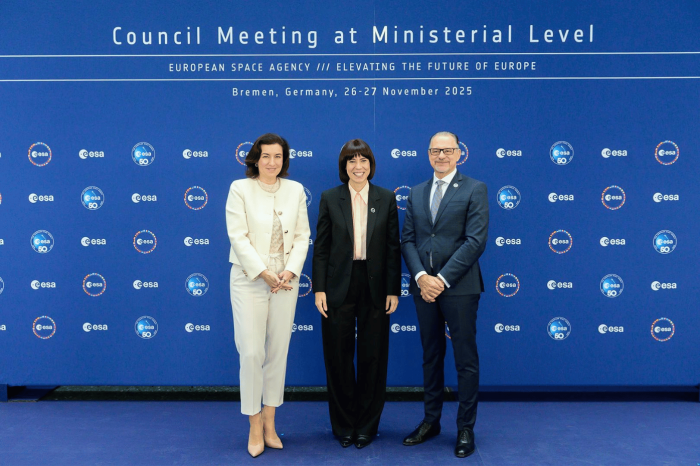 Diana Morant posa en la entrada del Consejo Ministerial de la Agencia Espacial Europea (ESA).