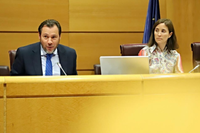El ministro de Transportes y Movilidad Sostenible, Óscar Puente, en la Comisión de Transportes y Movilidad Sostenible del Senado
