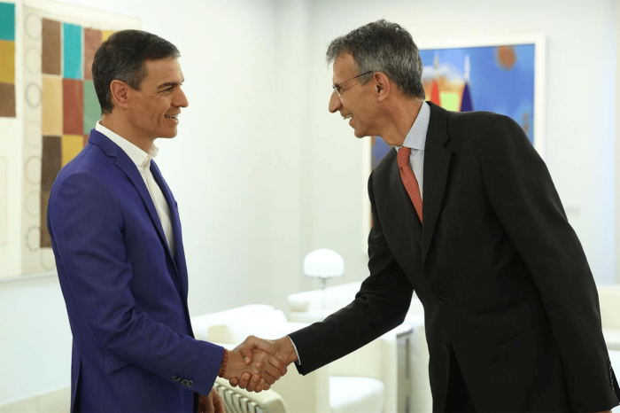 El presidente del Gobierno, Pedro Sánchez, saluda al consejero delegado de InnoEnergy, Diego Pavía.