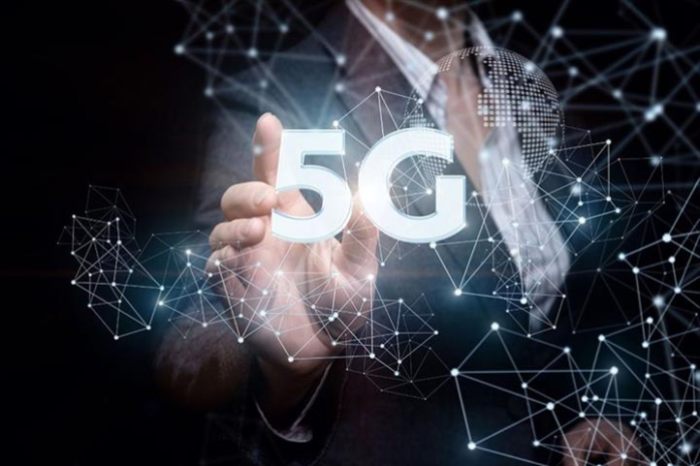 Imagen idealizada de una mujer pulsando una pantalla donde est&aacute; escrito 5g