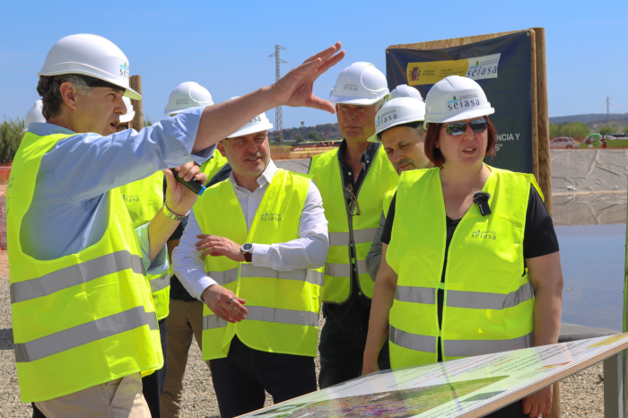 Visita de altos cargos a las obras de mejora de regadíos en Girona.