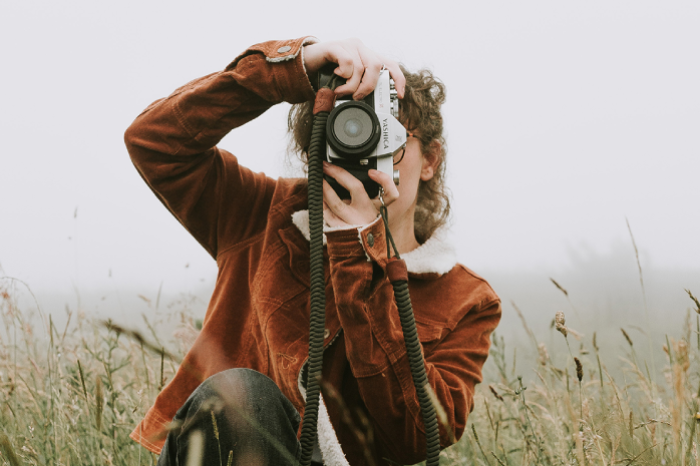 una mujer haciendo una fotograf&iacute;a