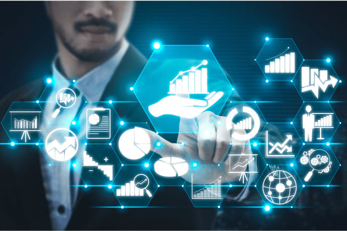 Persona con una pantalla que ofrece opciones de servicios digitales.