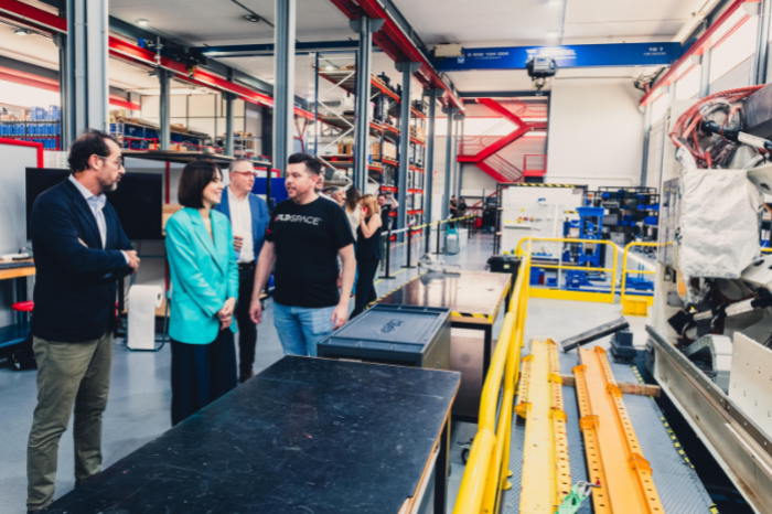 La ministra de Ciencia, Innovaci&oacute;n y Universidades,&nbsp;Diana Morant, en las instalaciones de la empresa PLD Space,