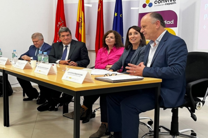 El ministro de Inclusi&oacute;n, Seguridad Social y Migraciones, Jos&eacute; Luis Escriv&aacute;, participa en  un acto del Colegio de Economistas en Murcia