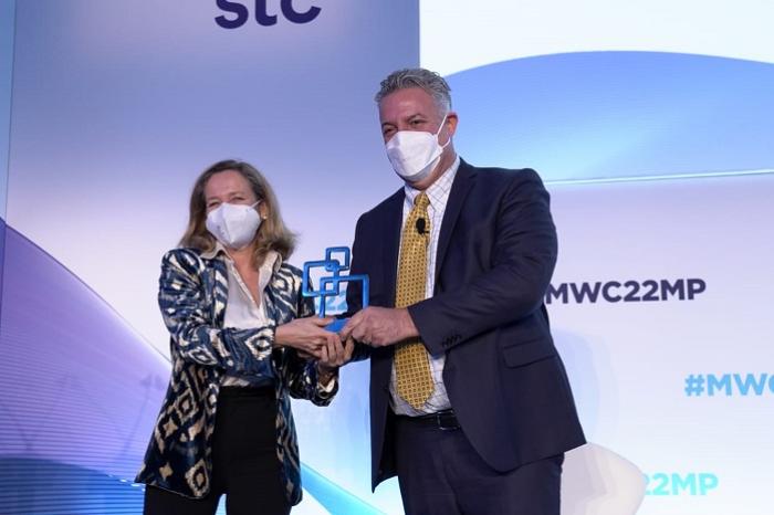 La vicepresidenta primera y ministra de Asuntos Económicos y Transformación Digital, Nadia Calviño, recibe el premio Global Mobile 2022