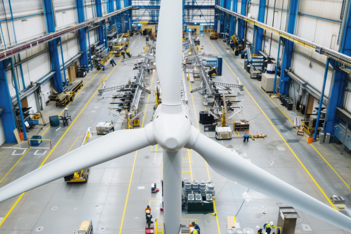 Un aerogenerador en una nave industrial 