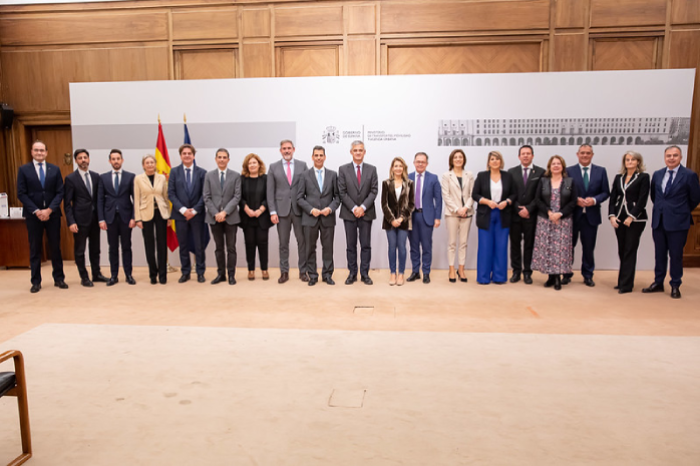 Foto de familia tras la firma de los acuerdos con Galicia, Baleares, Madrid y Murcia para construir 2.750 viviendas en alquiler asequible y para rehabilitaci&oacute;n residencial