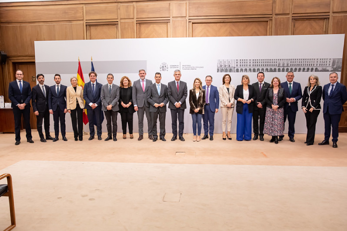 Foto de familia tras la firma de los acuerdos con Galicia, Baleares, Madrid y Murcia para construir 2.750 viviendas en alquiler asequible y para rehabilitación residencial
